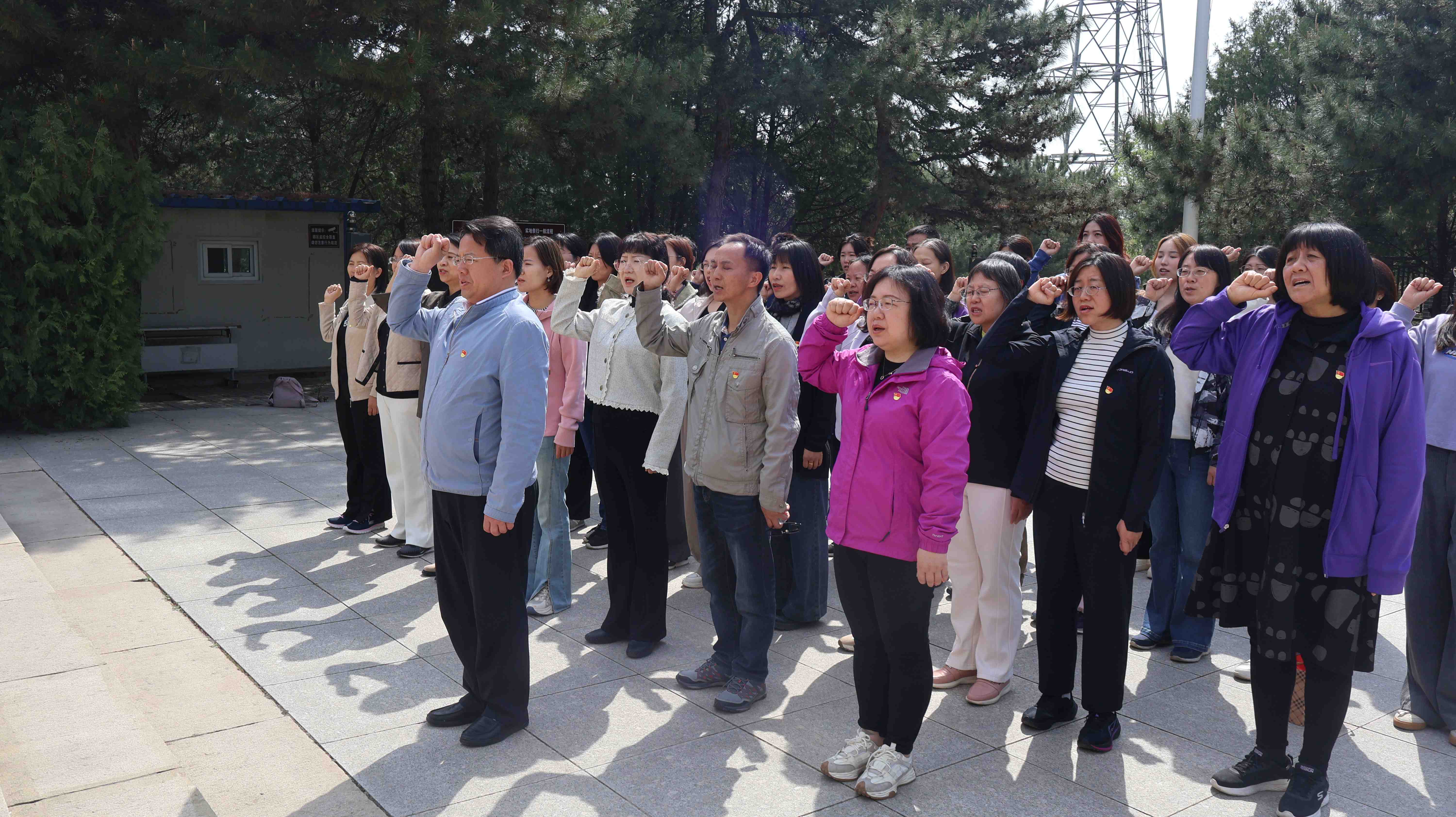外语学院师生党员赴平北抗日烈士纪念园开展实践学习教育1.JPG